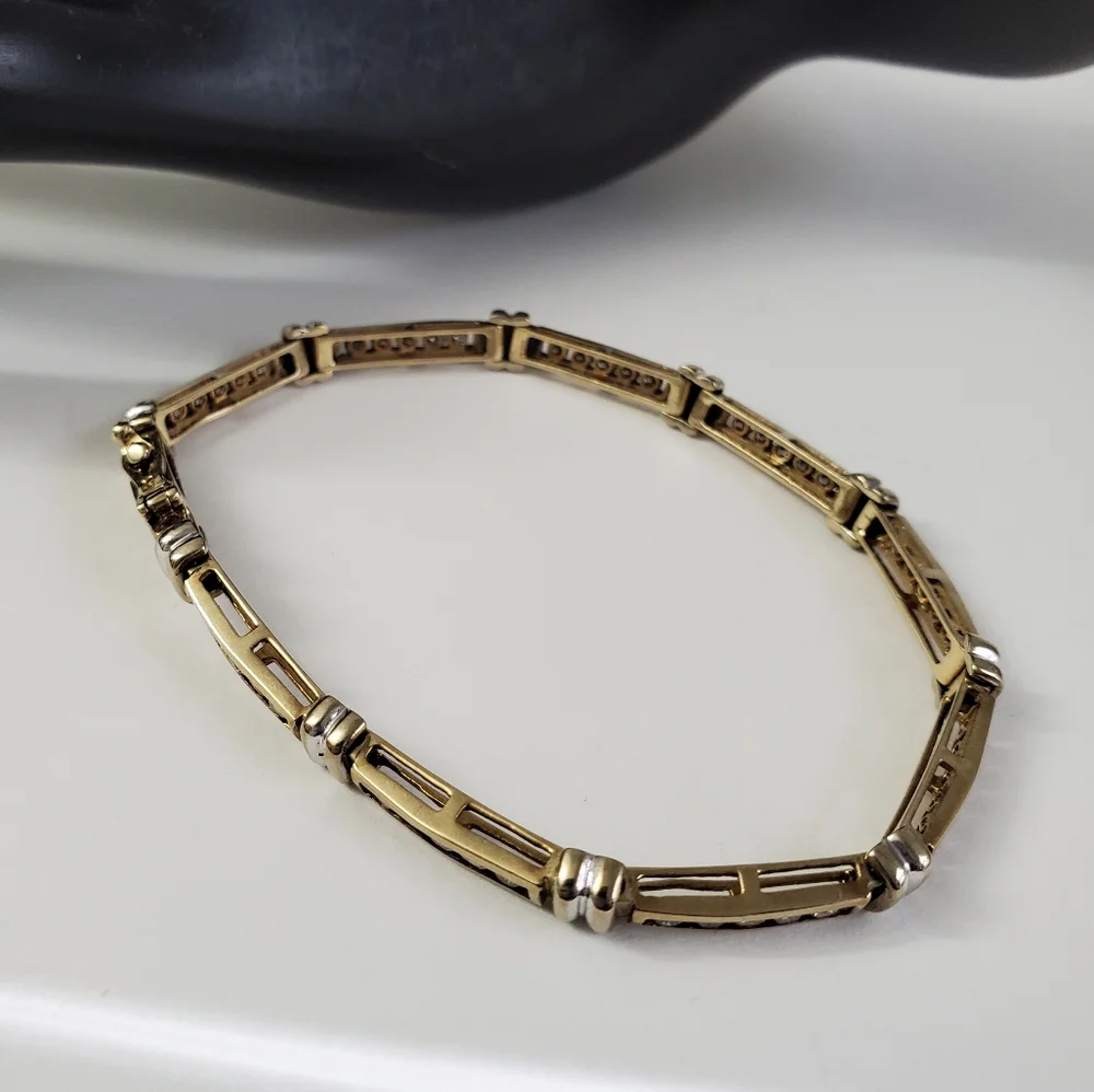 Watch Video / Rare 14K Gold Scintillating Champagne Diamond Tennis Bracelet